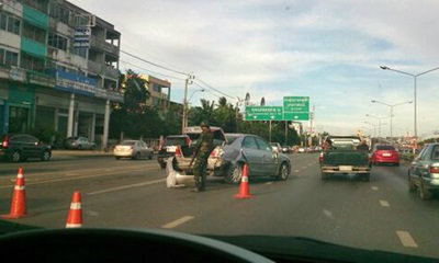 เก๋งชนทหารคาด่าน ถ.บรมราชชนนี สาหัส อ้างหลับใน
