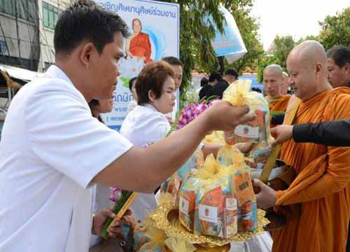 กทม.จัดตักบาตรพระสงฆ์ 87 รูป ในวันอาสาฬหบูชา
