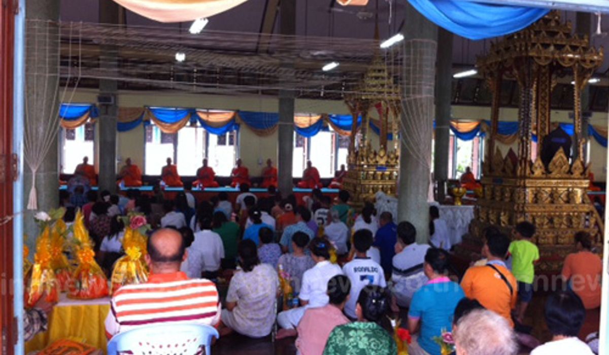 ประชาชนทำบุญตักบาตรวันเข้าพรรษาคึก