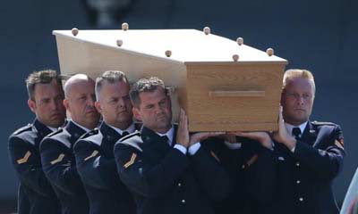 เนเธอร์แลนด์รับศพเหยื่อเครื่องบินมาเลเซีย แอร์ไลน์