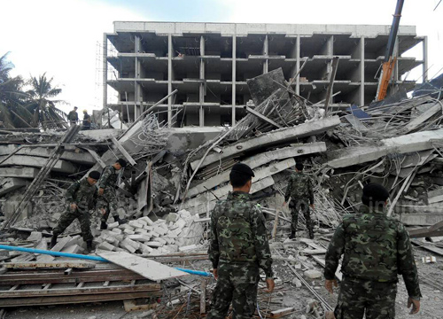 คืบตึกถล่มคลอง6ตายแล้ว3-เร่งช่วยคนติด