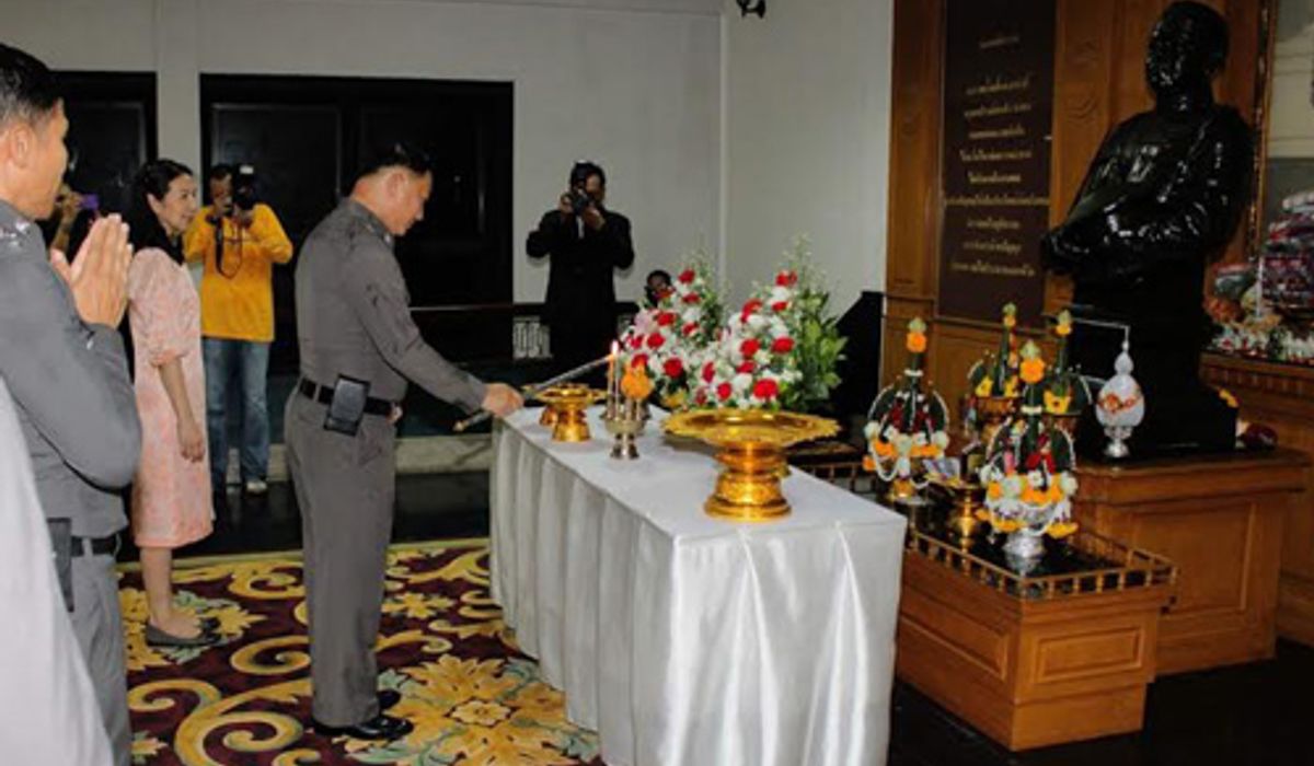 อดุลย์เข้าสตช.สักการะรูปปั้นเผ่าอำลาตำแหน่ง