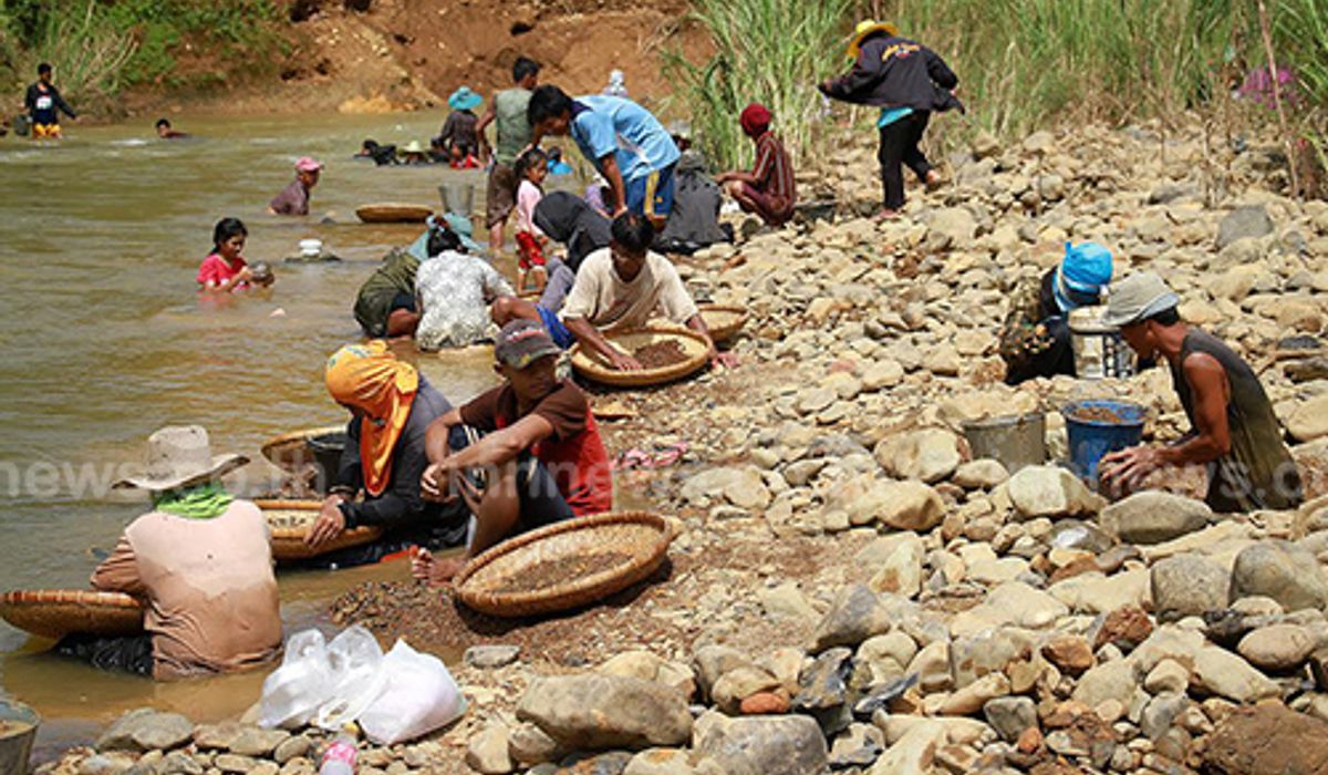 ชาวบ้านแห่ร่อนพลอย ยอดซื้อขายทะลุล้านบาท