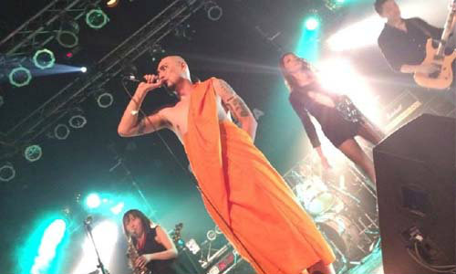 วิจารณ์แซ่ด! วงดนตรีญี่ปุ่นห่มจีวรขึ้นแสดงสด