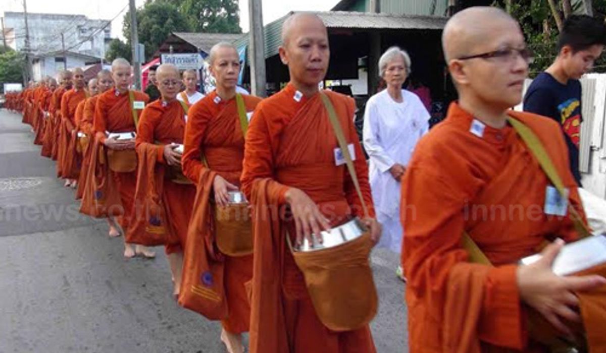 สามเณรี บวชถวายในหลวงออกบิณฑบาต