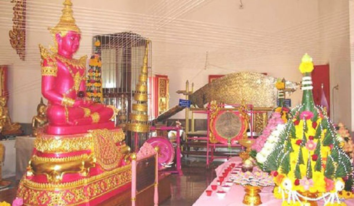 ฮือฮา! ชาวบ้านแห่กราบไหว้ พระพุทธรูปสีชมพู วัดดังสุพรรณฯ