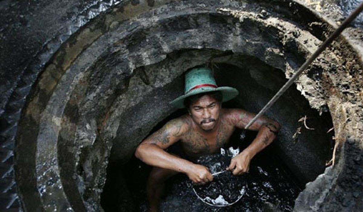 งามหน้าไหม! สื่อตปท.ชี้ งานลอกท่อระบายน้ำในกทม. เป็นงาน "แย่ที่สุดในโลก"