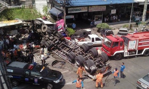 รถพ่วง 18 ล้อ คว่ำวินาศที่นนทบุรี เฉียดร้านข้าวมันไก่ ตาย 1