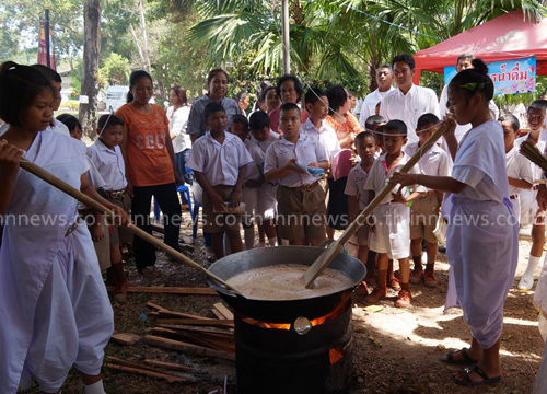 ชาวพัทลุงร่วมกวนข้าวมธุปายาสก่อนวันมาฆบูชา