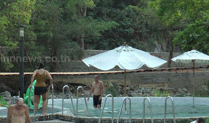 ระนอง-นักท่องเที่ยวทั้งไทยและเทศแห่เที่ยวบ่อน้ำร้อน