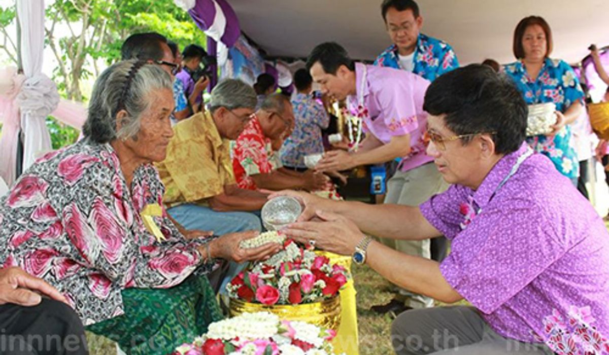 ผวจ.สระแก้วนำรดน้ำขอพรผู้สูงอายุ