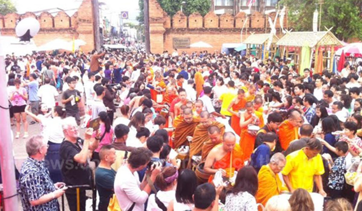 ผู้ว่าฯเชียงใหม่นำขรก.-ปชช.ทำบุญวันสงกรานต์