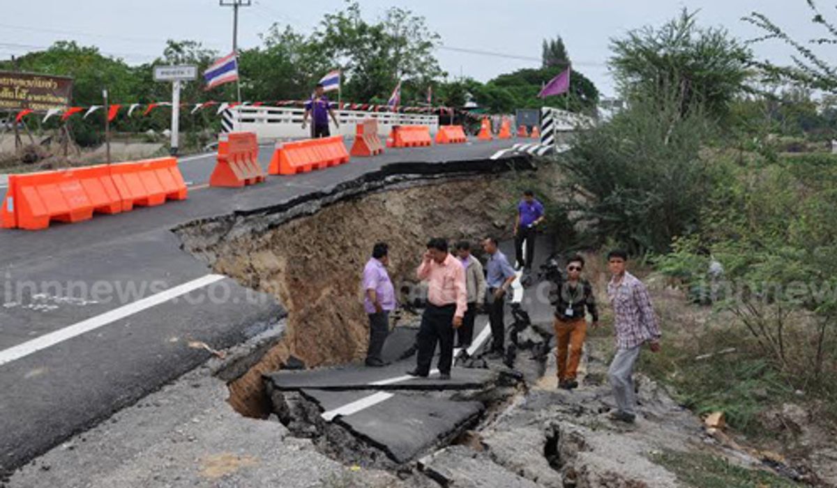 หนองเสือปทุมธานีถนนทรุดบางแห่งลึก4เมตร