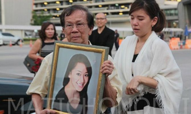 6 นศ.แพทย์ มศว กลับถึงไทย-พ่อแม่ร่ำไห้รอรับศพ "หมออีฟ"