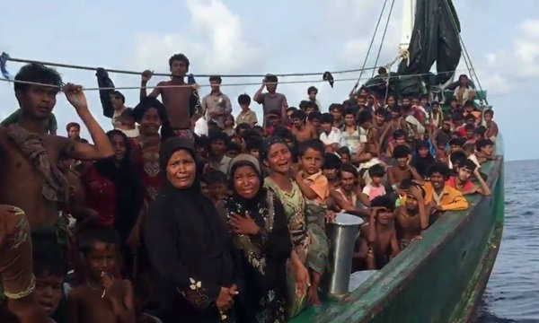 ภาพสะเทือนใจ เรือโรฮีนจาถูกพาส่งสุดน่านน้ำไทย