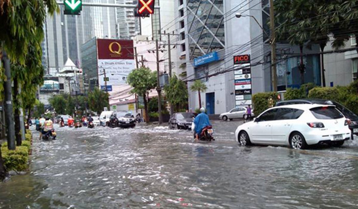 แยกอโศกสัญญาณไฟดับน้ำท่วมขังแนะเลี่ยง