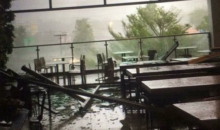 คลิปพายุฝนถล่มห้างดังสระบุรี กระจกแตกพังยับ