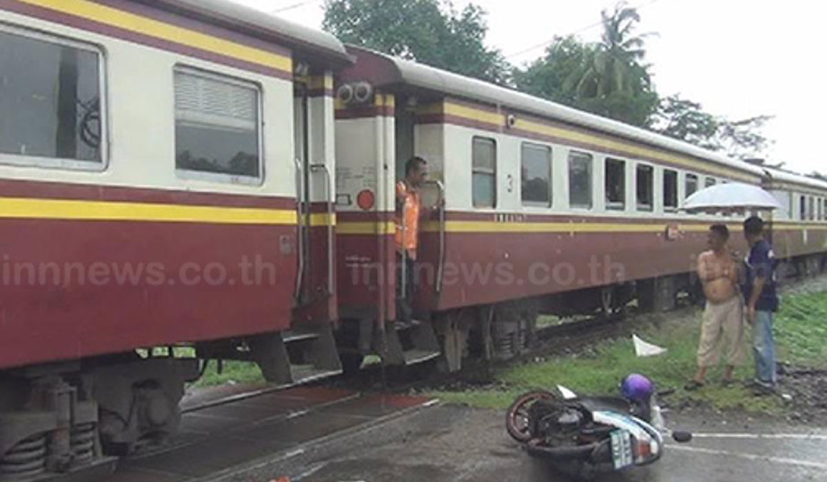 แม่ค้าซิ่งรถ จยย.ชนรถไฟสาหัส
