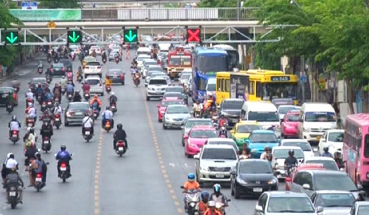 แยกเกษตรการจราจรเริ่มเคลื่อนตัวช้า
