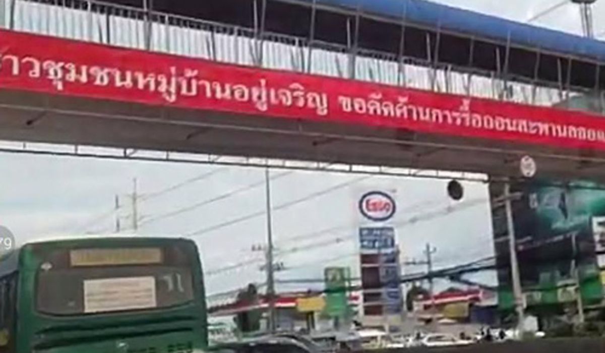 ชาวปทุมฯขึ้นป้ายคัดค้านรื้อสะพานลอย