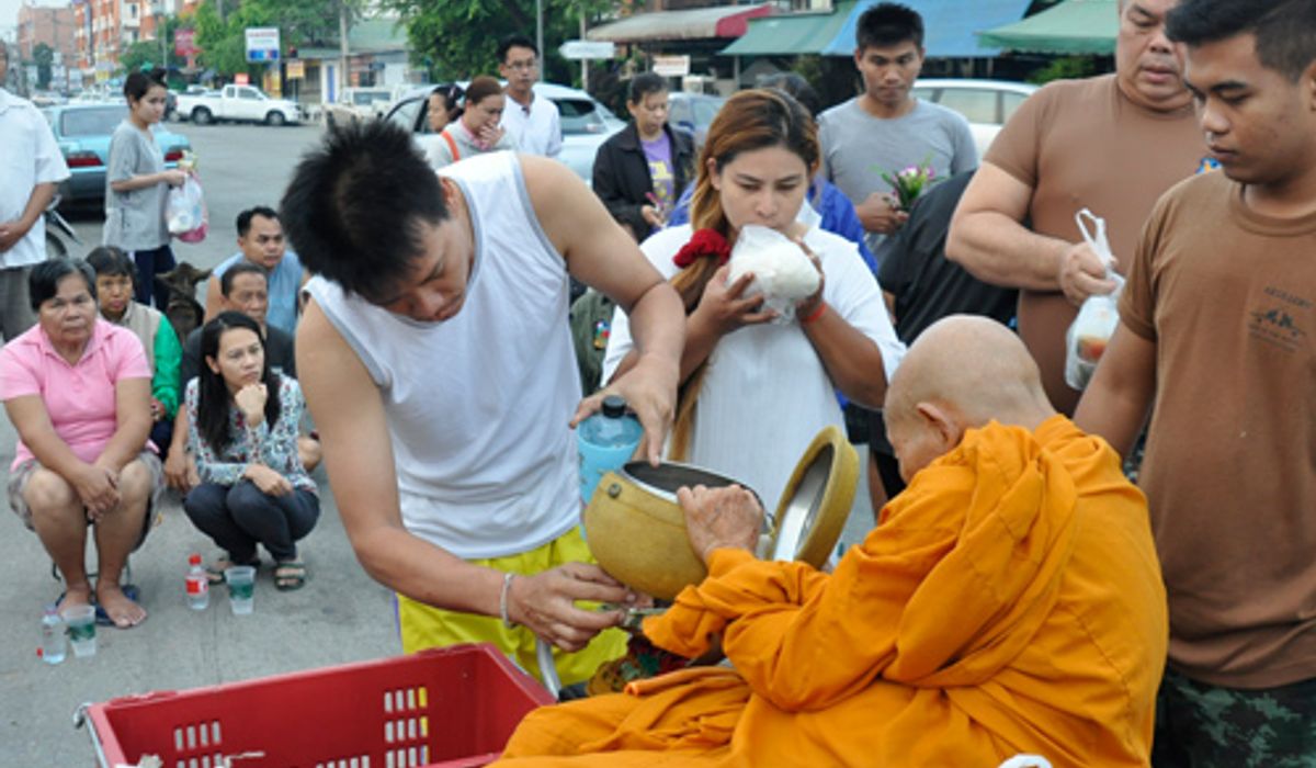 ชาวโคราชแห่ทำบุญเช้าออกพรรษาคึกคัก