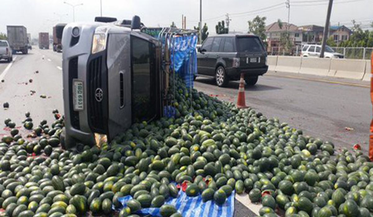 รถบรรทุกแตงโมคว่ำเทกระจาดเกลื่อนถ.กาญจนาฯ