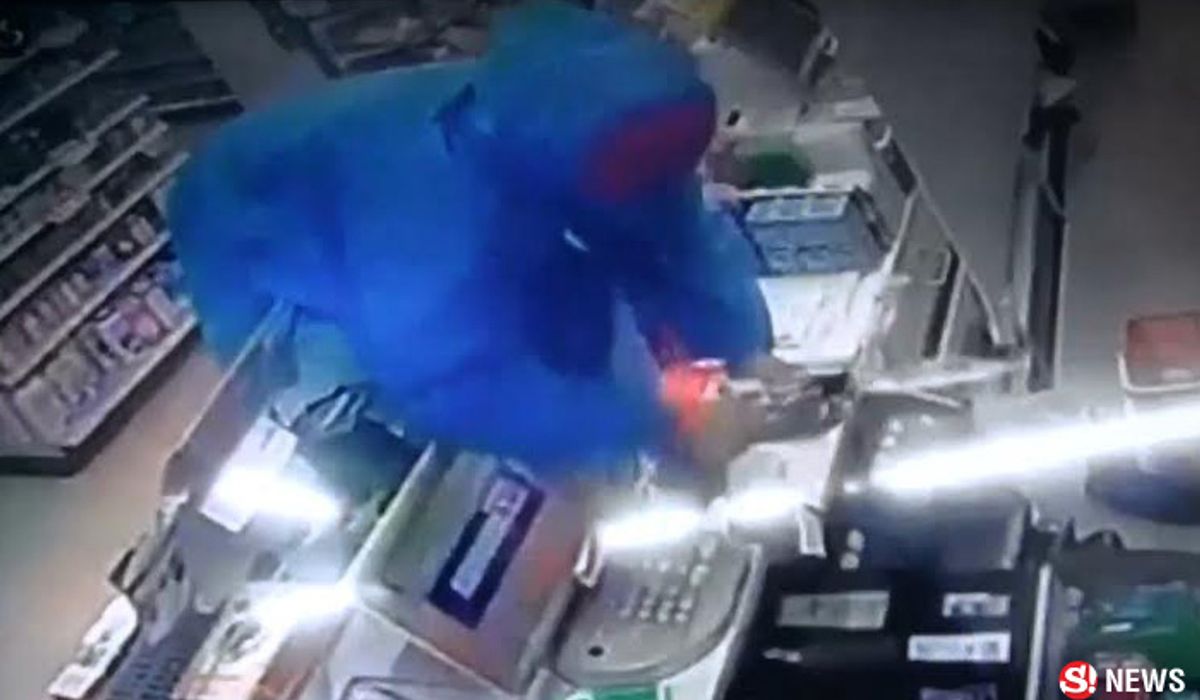 โจรมีสไตล์ ใส่เสื้อกันฝน-ถือมีดดาบบุกเดี่ยว ปล้นร้านเซเว่น