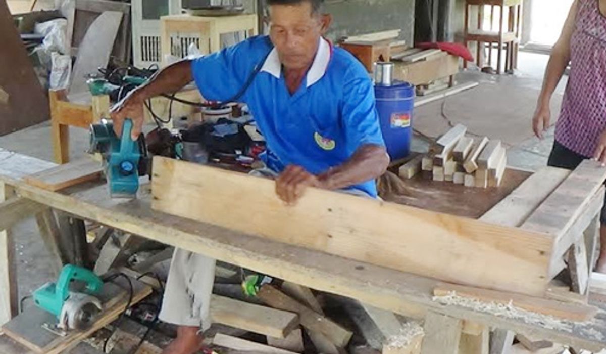 อ่างทองช่างไม้พิการวัย65ทำงานสู้ชีวิต