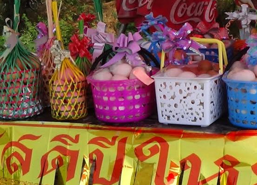 แม่ค้าอ่างทองเก๋จัดกระเช้าไข่เป็ดขายปีใหม่