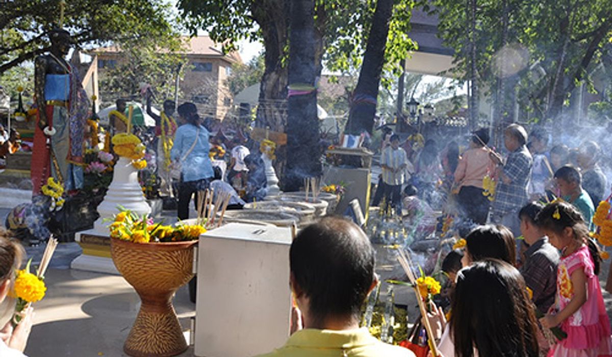 ชาวโคราชแห่ไหว้อัฐิย่าโมทำบุญสะเดาะเคราะห์