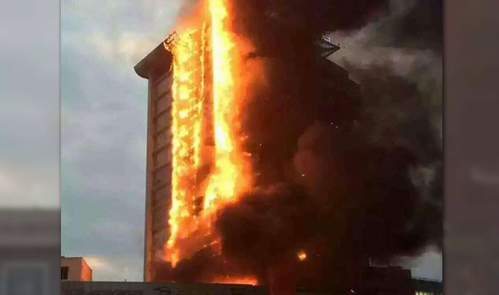 คนจีนยืนดูขวัญผวา ไฟไหม้กลางเมือง ลุกลามขึ้่นตึก