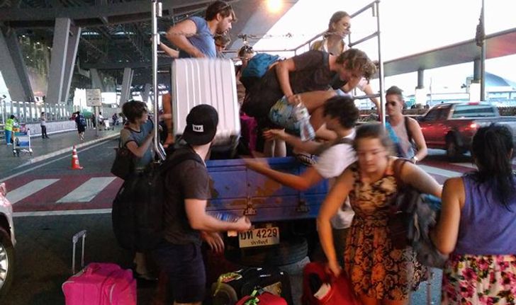 หนุ่มไทยน้ำใจงาม ช่วยนักท่องเที่ยวถูกรถตู้ทิ้งไว้กลางทาง