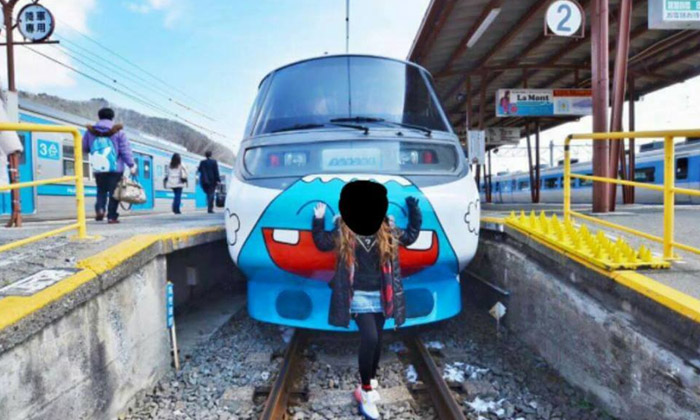 จวกยับ! หญิงไทยโพสต์โชว์หรา ถ่ายรูปกับรางรถไฟที่ญี่ปุ่น