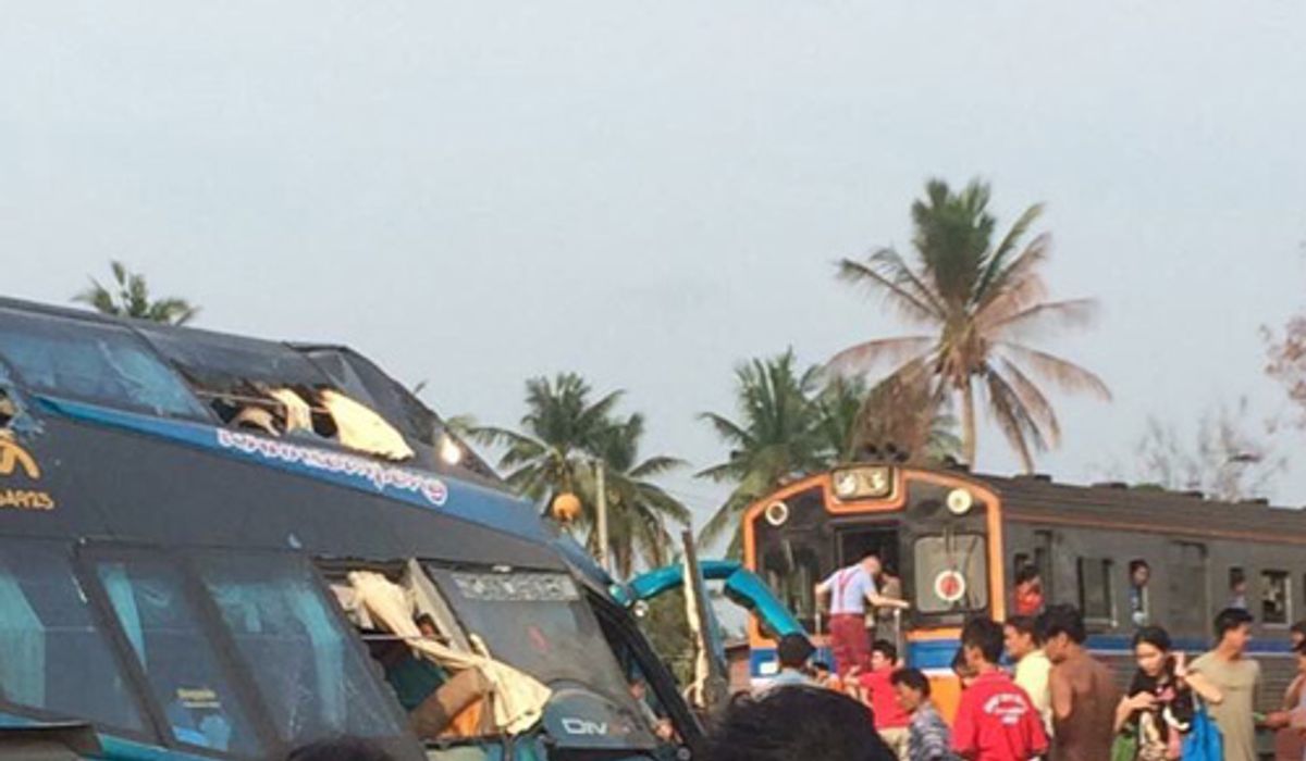 รถไฟชนรถทัวร์นำเที่ยวที่นครปฐมตาย3เจ็บเกือบ30