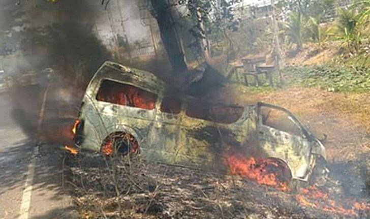รถตู้ซิ่งชนต้นไม้ปราจีนฯไฟลุกไหม้ย่างสด 4 ศพ - เจ็บอีก 6