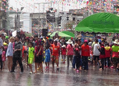 สุโขทัยแห่เล่นน้ำสงกรานต์ถนนข้าวตอกคึก