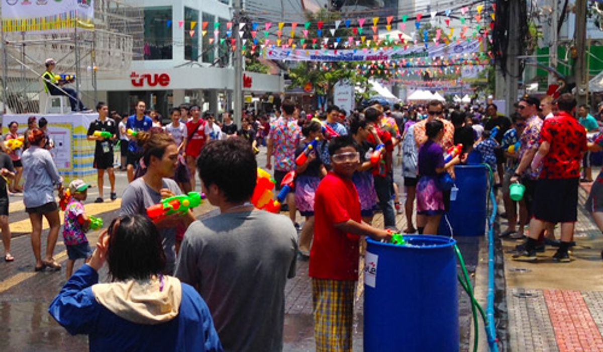 สงกรานต์สยามคึกคนแห่สาดน้ำ-ศปถ. สรุป4วันตาย259ศพ