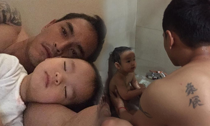 สงกรานต์เลิกเขินลูกสาว อาบน้ำให้ “น้องปีใหม่” ครั้งแรก