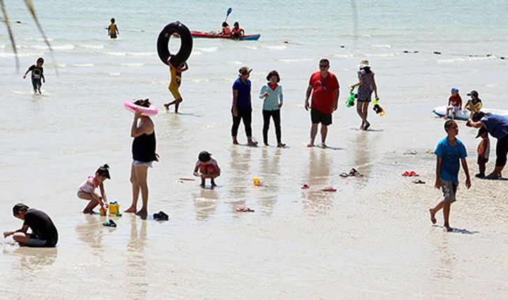 ปชช.คลายร้อนแห่เที่ยวหาดเตยงามสัตหีบ