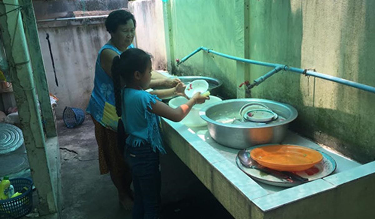 ด.ญ.9ขวบเข้าวัดทำบุญช่วยล้างจาน