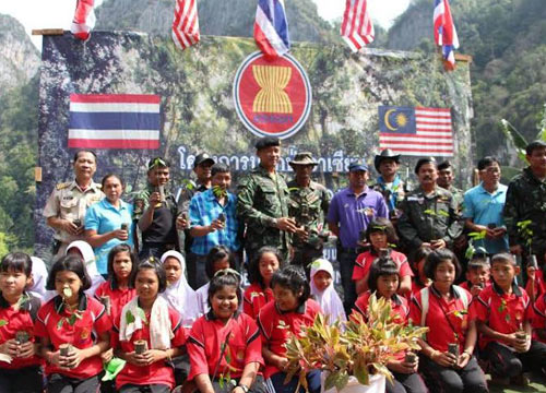 ทหารไทย-มาเลย์จัดกิจกรรมปลูกป่ารับAEC
