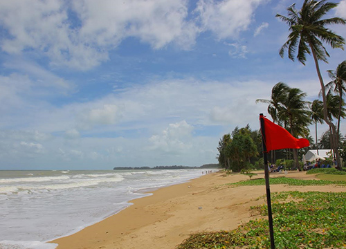 ทะเลพังงาปักธงแดงเตือนประชาชนห้ามเล่นน้ำ