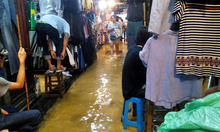 ฝนตกหนักทั่วกรุงเทพฯ-ปริมณฑล ตลาดสวนจตุจักรน้ำท่วมขัง