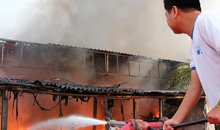ไฟไหม้ร้านค้าของเก่าปราจีนบุรีสูญกว่า3ล้าน