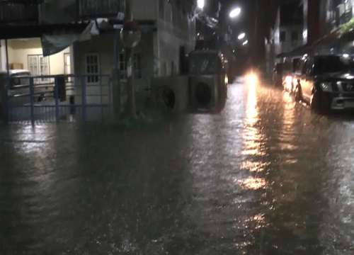 ฝนกระหน่ำลพบุรีน้ำท่วมบ้านปชช.สูง50ซม.