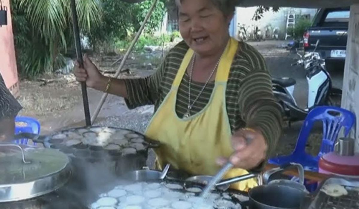 พบขนมครกสูตรโบราณสุโขทัยขายมากว่า40ปี