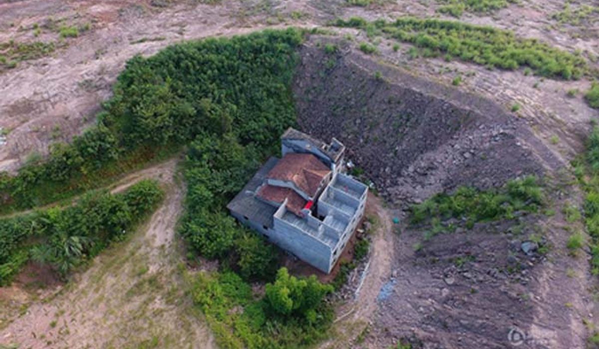 สร้างบ้านกลางแอ่งกระทะหลุมลึก เปิดหน้าต่างยังไม่เห็นวิว