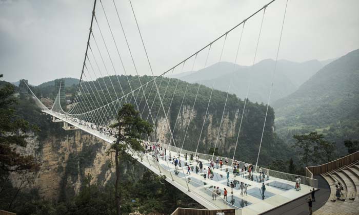 นักท่องเที่ยวคึกคัก จีนเปิดสะพานกระจกอย่างเป็นทางการ
