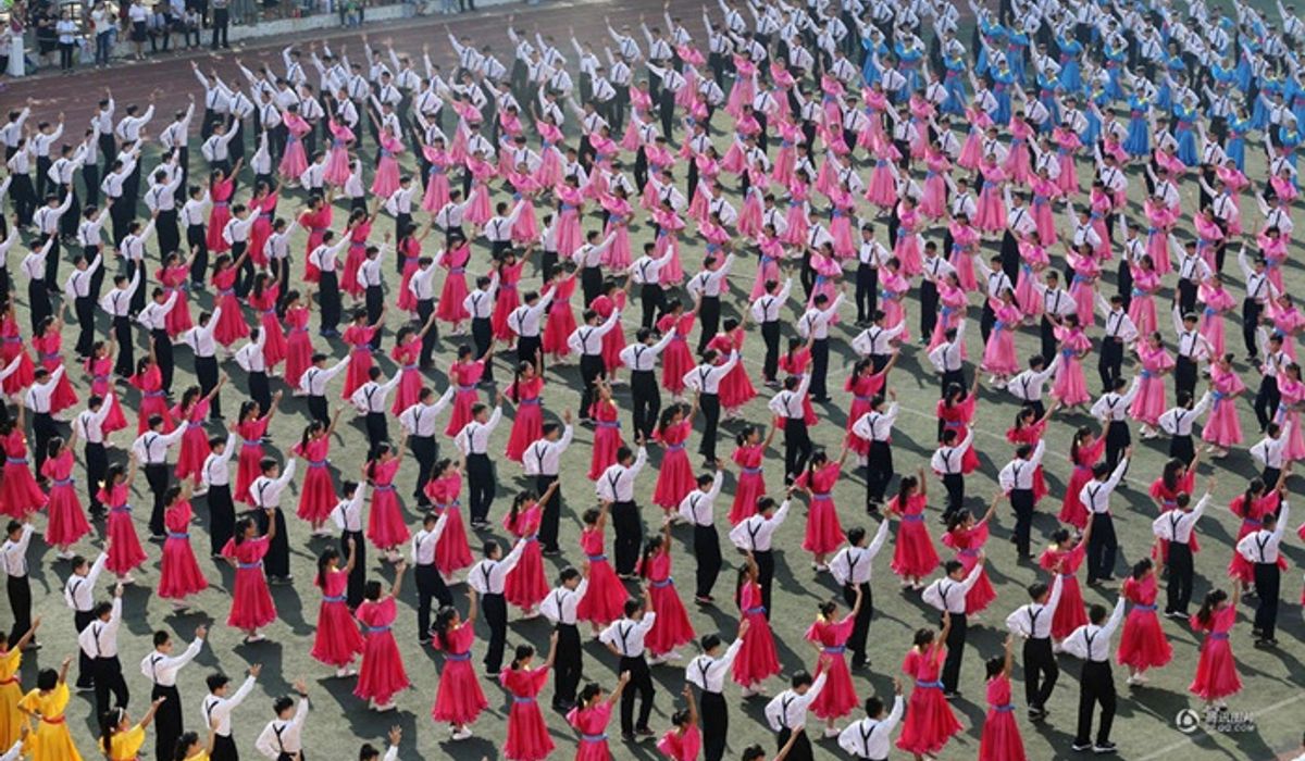 เด็กนักเรียนจีน ม.ต้น โชว์สเต็ปเต้นวอลซ์รับเปิดเทอม กว่า 800 คู่