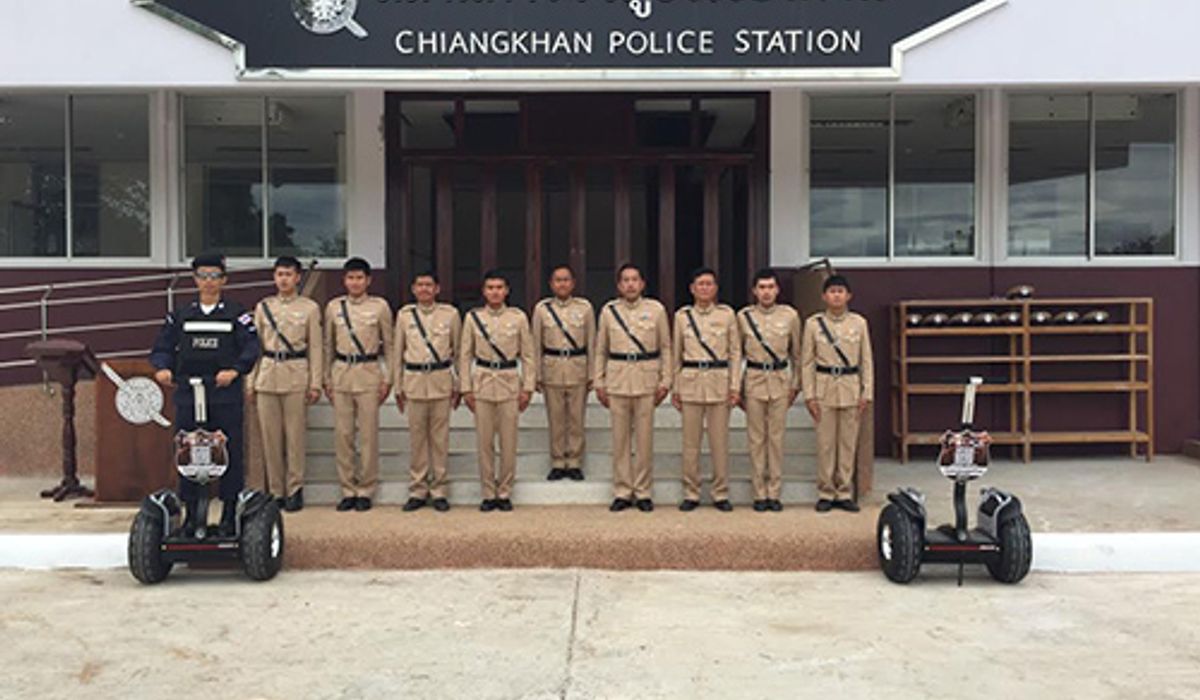 สภ.เชียงคานแต่งชุดตร.โบราณ-คนแห่ถ่ายรูป